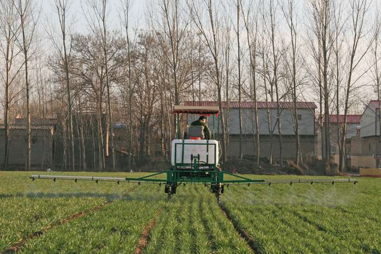 抗擊疫情保春耕，過灣農事服務中心組織39植保機械、無人機等幫助社員和當地農戶搶春播和小麥油菜一噴三防田間托管服務